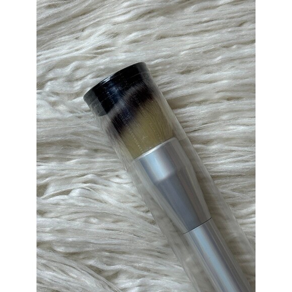 It Cosmetics Heavenly Luxe Angled Buffing Foundation Brush C6156 - Picture 4 of 7